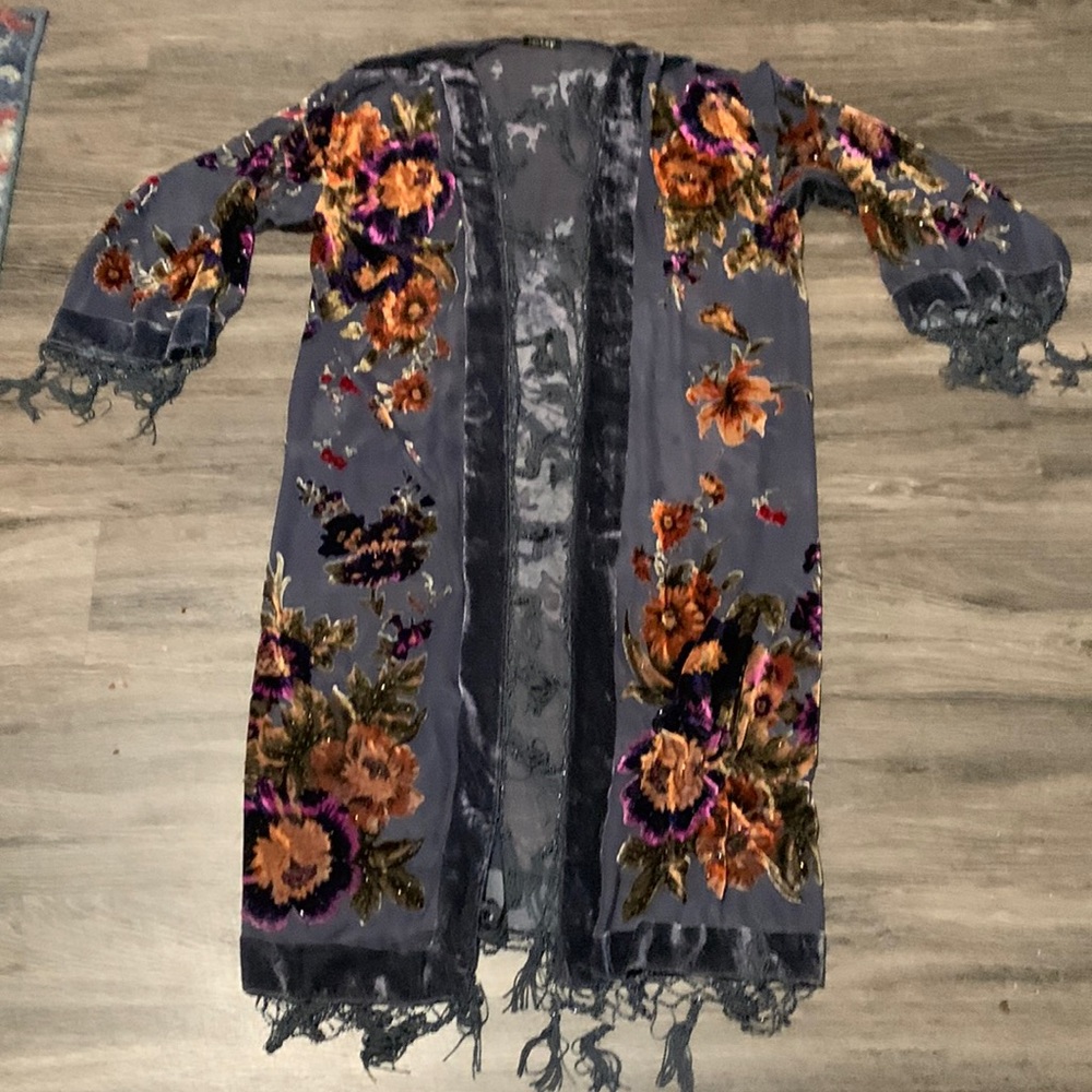 Beautiful kimono-Esque robe. No size on it, but I would say a medium.